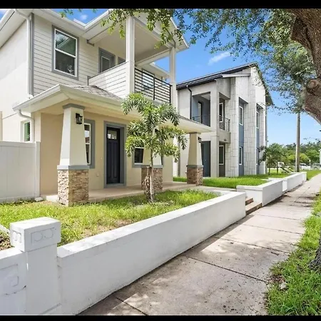 Spacious Modern 5-Bedroom House, Close To Downtown Tampa